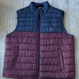 Izod Men's Navy and Burgundy Puffer Vest